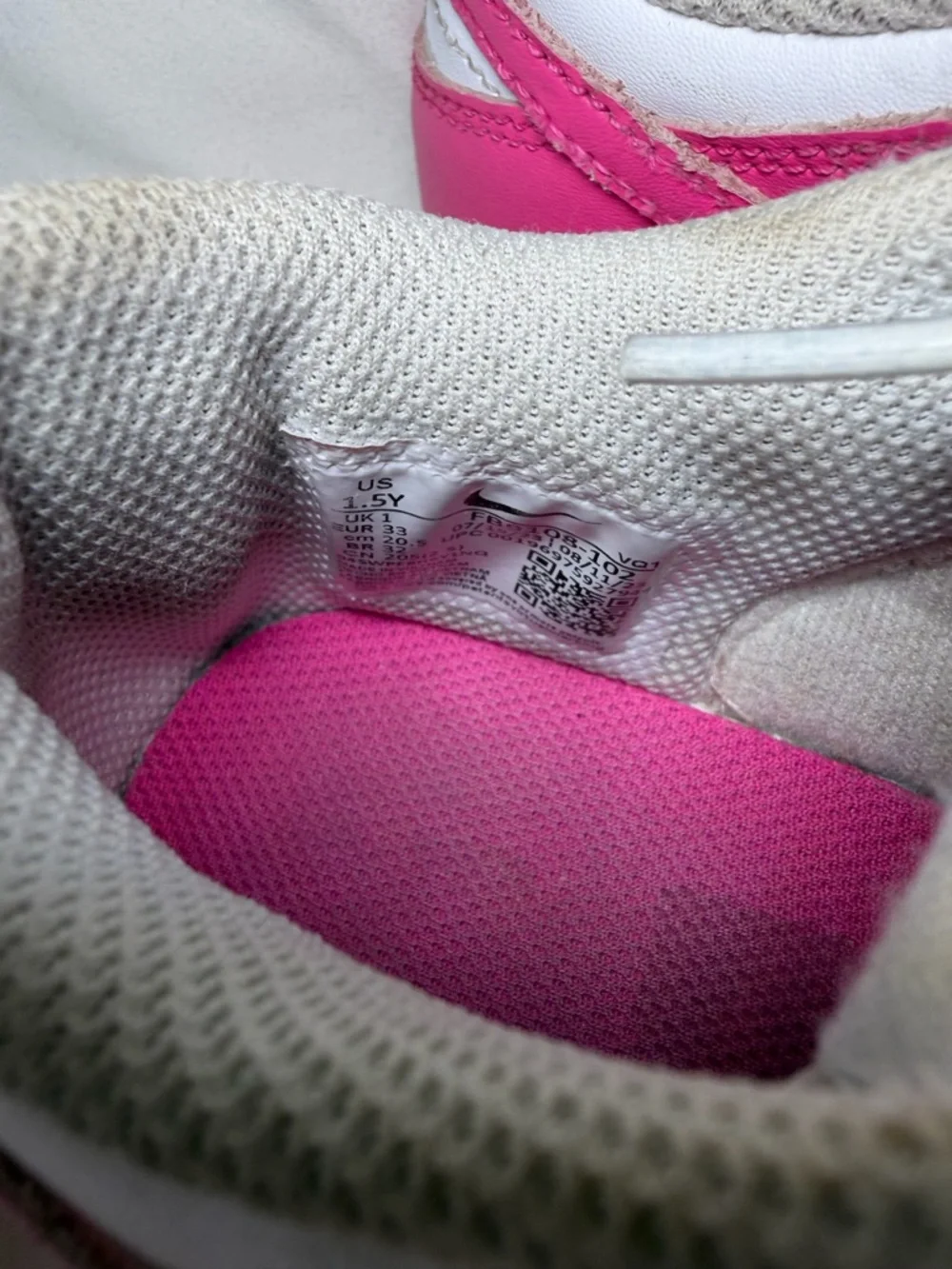 Nike Low-Top Sneakers in White & Pink